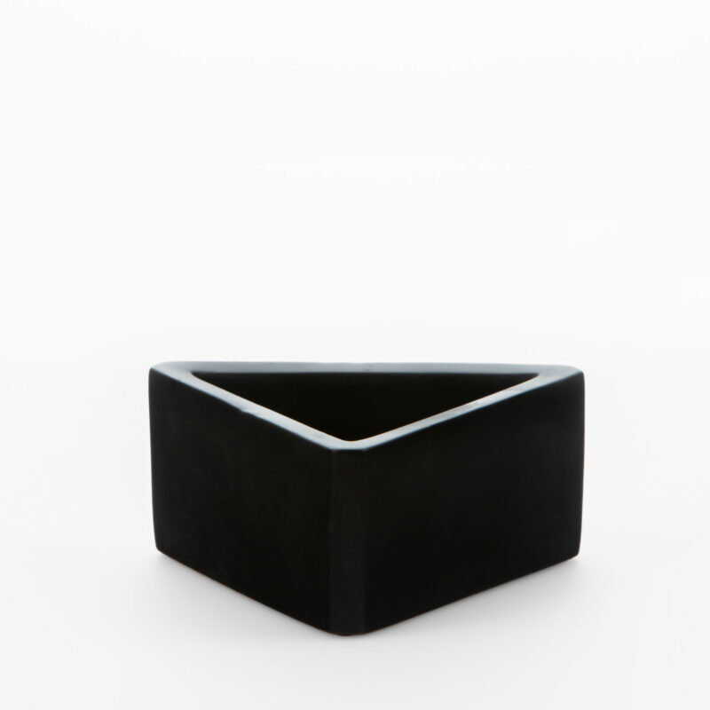 TRIANGULAR CONCRETE DECORATIVE ACCESSORY