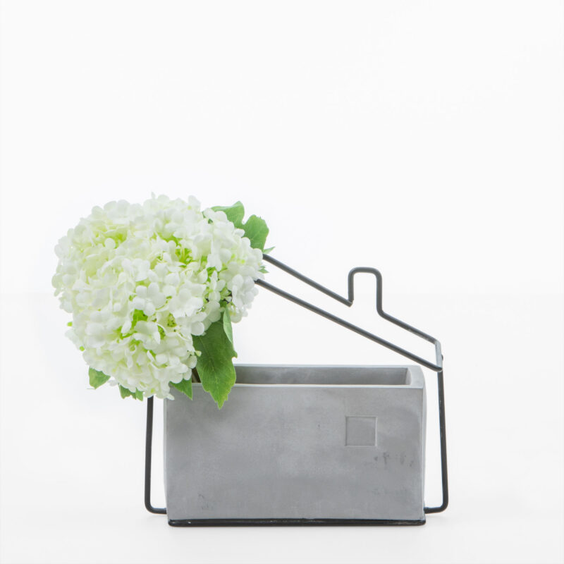 BLACK METAL WIRE HOUSE WITH CEMENT VASE - Image 3