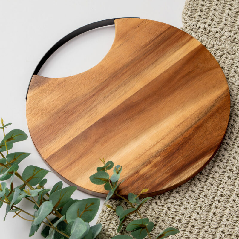 ROUND ACACIA WOOD CHOPPING AND SERVING BOARD WITH METAL HANDLE